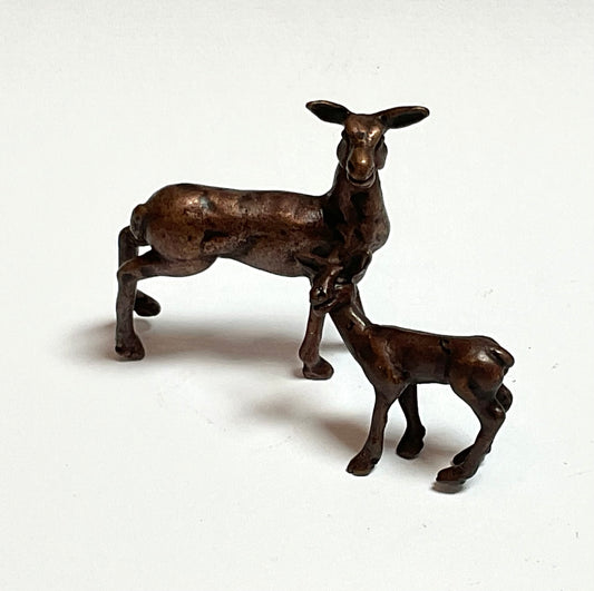 David. Meredith Miniature Mummy deer with fawn  bronze sculpture