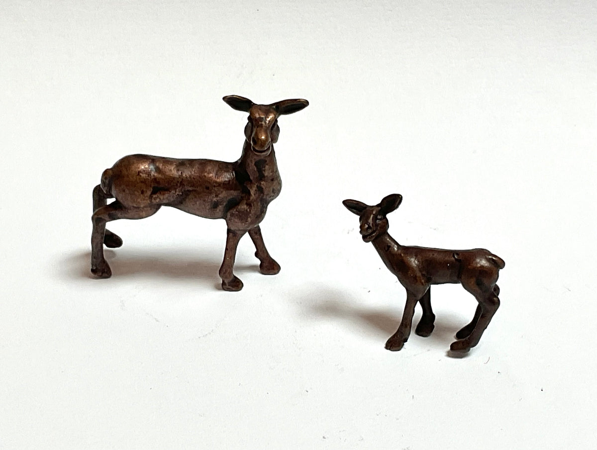 David. Meredith Miniature Mummy deer with fawn  bronze sculpture